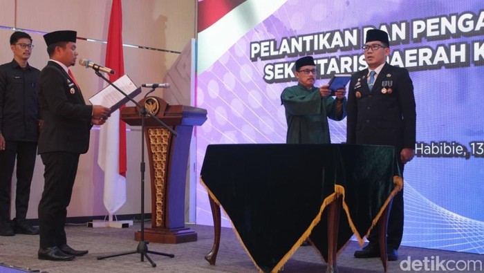 Wali Kota Parepare Tasming Hamid melantik Amarun Agung Hamka menjadi Sekda Parepare.