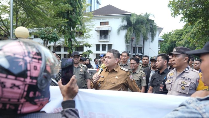 Walkot Makassar Munafri Arifuddin saat menerima perwakilan pedagang Losari di Kantor Balai Kota Makassar, Jalan Jenderal Ahmad Yani. Dokumen Istimewa