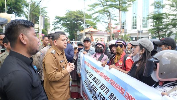 Walkot Makassar Munafri Arifuddin saat menerima perwakilan pedagang Losari di Kantor Balai Kota Makassar, Jalan Jenderal Ahmad Yani. Dokumen Istimewa