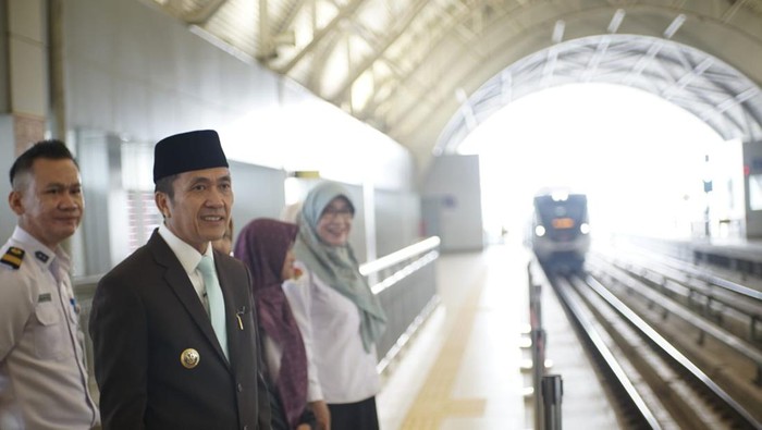 Walkot Palembang Ratu Dewa saat menunggu kedatangan LRT Sumsel.