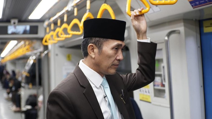 Walkot Palembang Ratu Dewa saat naik LRT Sumsel.