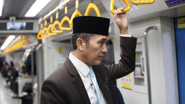 Walkot Palembang Ratu Dewa saat naik LRT Sumsel.