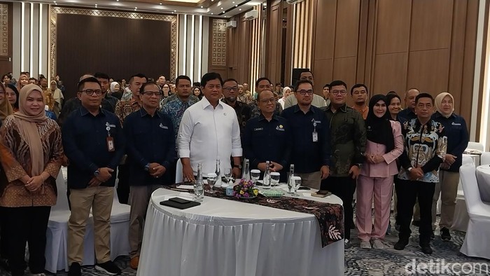 Wamen Transmigrasi Viva Yoga Mauladi saat menghadiri Rapat Koordinasi Percepatan Penyelesaian Permasalahan dan Penerbitan Sertifikat Tanah Transmigrasi di Shanaya Resort, Malang
