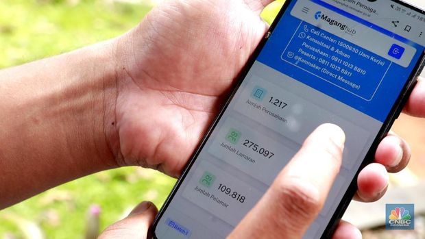 Warga membuka Aplikasi Magang Hub di Jakarta, Senin (13/10/2025). (CNBC Indonesia/Muhammad Sabki)