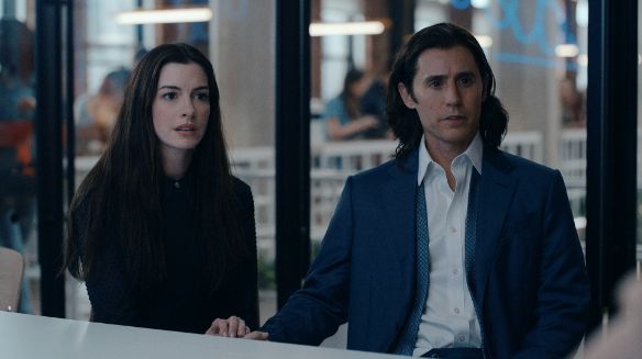 WeCrashed Cuplikan penampilan Jared Leto dan Anne Hathaway di WeCrashed.