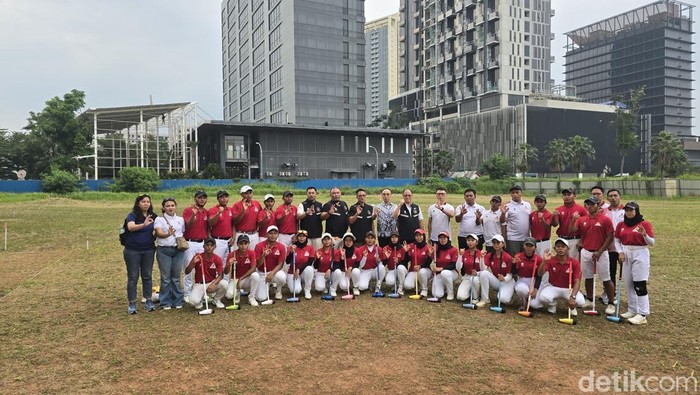 Chef de Mission SEA Games 2025 Bayu Priawan Djokosoetono saat meninjau langsung Pemusatan Latihan Nasional (Pelatnas) woodball di kawasan BSD, pada Senin (13/10/2025). Total ada 23 atlet yang dipersiapkan dan salah satunya merupakan atlet peringkat 1 dunia, Siti Masithah.