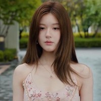 Zhao Lusi merupakan aktris kelahiran 9 November 1998 yang dikenal sebagai salah satu ikon C-Drama romantis. Gayanya yang natural dan akting yang dinilai menghidupkan karakter membuatnya digemari penonton dari berbagai negara. Foto: Dok. Weibo, WeTV