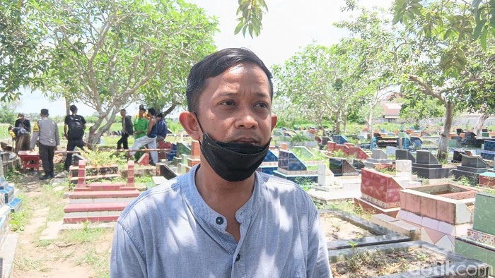 Adi Rosadi, suami wanita hamil yang tewas di hotel Palembang.