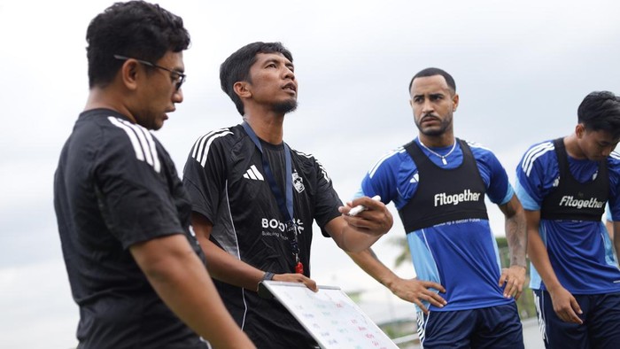 Ahmad Amiruddin memimpin latihan PSM Makassar di Stadion Kalegowa.