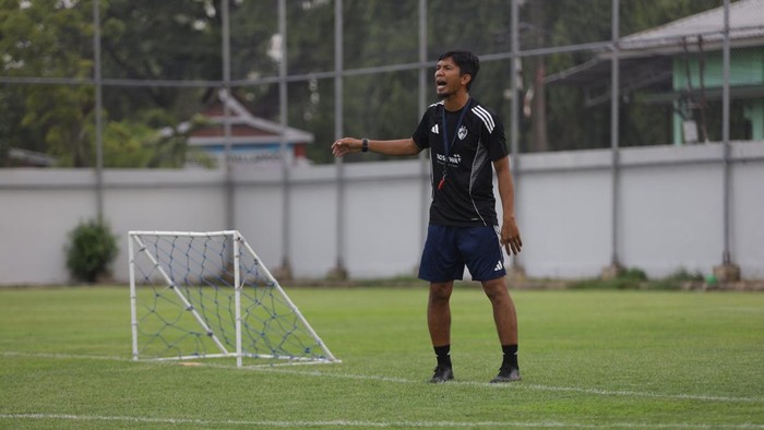 Ahmad Amiruddin memimpin latihan PSM Makassar di Stadion Kalegowa.