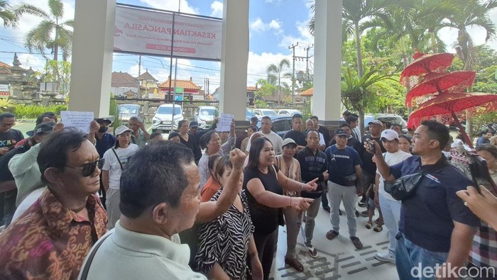 Aksi orasi keluarga Mang Alam warnai sidang pembuktian atas pembunuhan dengan terdakwa Mangku Luwes, Selasa (14/10/2025).