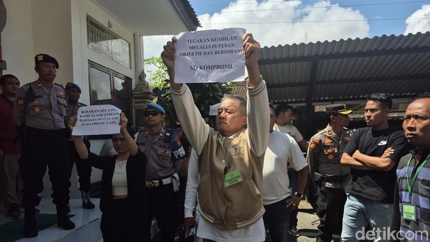Aksi orasi keluarga Mang Alam warnai sidang pembuktian atas pembunuhan dengan terdakwa Mangku Luwes, Selasa (14/10/2025).