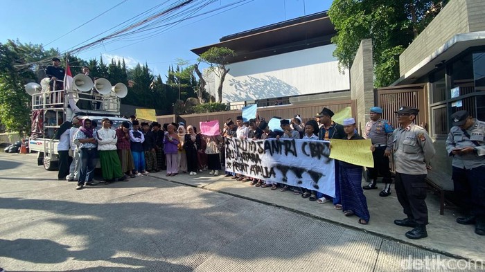 Aksi sejumlah santri di rumah Ridwan Kamil