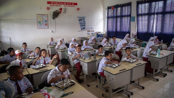 Anak Sekolah di Sumsel Antusias Nikmati Program Makan Bergizi Gratis Sejumlah siswa menyantap Makan Bergizi Gratis (MBG) di SD Negeri 162 Palembang, Sumatera Selatan, Selasa (14/10/2025). Berdasarkan data dari BGN Sumatera Selatan, per 6 Oktober 2025 realisasi penerima manfaat MBG di Provinsi tersebut mencapai 1.174.645 orang penerima manfaat dari target yang ditetapkan sebear 2.402.446 orang potensi penerima manfaat dengan total jumlah dapur Satuan Pelayanan Pemenuhan Gizi (SPPG) yang sudah berdiri sebanyak 390 dapur dari target yang ditetapkan sebanyak 808 dapur SPPG dan ditargetkan dapat terpenuhi hingga akhir tahun 2025. ANTARA FOTO/Nova Wahyudi