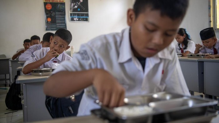 Sejumlah siswa menyantap Makan Bergizi Gratis (MBG) di SD Negeri 162 Palembang, Sumatera Selatan, Selasa (14/10/2025). Berdasarkan data dari BGN Sumatera Selatan, per 6 Oktober 2025 realisasi penerima manfaat MBG di Provinsi tersebut mencapai 1.174.645 orang penerima manfaat dari target yang ditetapkan sebear 2.402.446 orang potensi penerima manfaat dengan total jumlah dapur Satuan Pelayanan Pemenuhan Gizi (SPPG) yang sudah berdiri sebanyak 390 dapur dari target yang ditetapkan sebanyak 808 dapur SPPG dan ditargetkan dapat terpenuhi hingga akhir tahun 2025. ANTARA FOTO/Nova Wahyudi