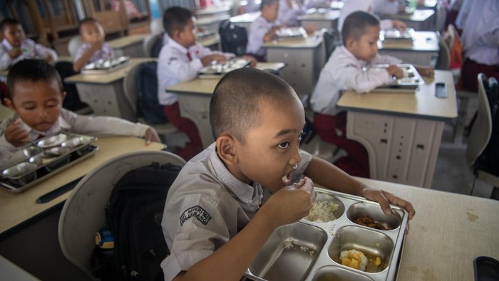 Anak Sekolah di Sumsel Antusias Nikmati Program Makan Bergizi Gratis Sejumlah siswa menyantap Makan Bergizi Gratis (MBG) di SD Negeri 162 Palembang, Sumatera Selatan, Selasa (14/10/2025). Berdasarkan data dari BGN Sumatera Selatan, per 6 Oktober 2025 realisasi penerima manfaat MBG di Provinsi tersebut mencapai 1.174.645 orang penerima manfaat dari target yang ditetapkan sebear 2.402.446 orang potensi penerima manfaat dengan total jumlah dapur Satuan Pelayanan Pemenuhan Gizi (SPPG) yang sudah berdiri sebanyak 390 dapur dari target yang ditetapkan sebanyak 808 dapur SPPG dan ditargetkan dapat terpenuhi hingga akhir tahun 2025. ANTARA FOTO/Nova Wahyudi
