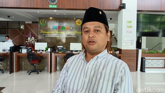 Anggota DPRD NTB, Abdul Rahim usai diperiksa Kejati NTB, Selasa (14/10/2025).