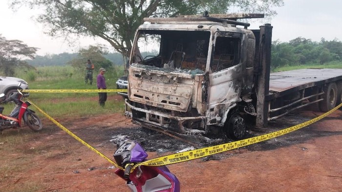 Anggota polisi melakukan olah TKP sopir truk tewas terbakar di Ogan Ilir.