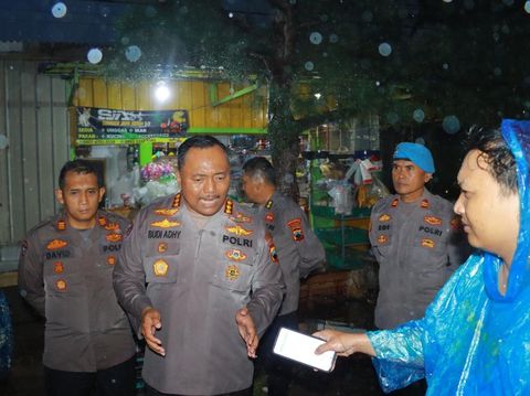 Anggota Polresta Cilacap mengatasi banjir di Perumahan Sidakaya Indah Soetomo Grand Village, Kelurahan Sidakaya, Cilacap Selatan, Senin (13/10/2025).