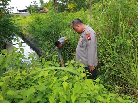 Anggota Polresta Cilacap mengatasi banjir di Perumahan Sidakaya Indah Soetomo Grand Village, Kelurahan Sidakaya, Cilacap Selatan, Senin (13/10/2025).