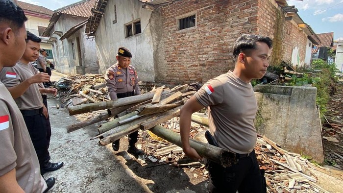 Anggota Sat Samapta Polres Temanggung dan Polsek Temanggung saat menangani dampak angin kencang di Desa Tanjungsari, Kecamatan Tlogomulyo, Selasa (14/10/2025).