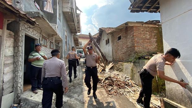 Anggota Sat Samapta Polres Temanggung dan Polsek Temanggung saat menangani dampak angin kencang di Desa Tanjungsari, Kecamatan Tlogomulyo, Selasa (14/10/2025).