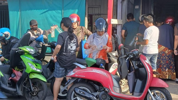 Antrean warga isi BBM jenis Pertalite di penyalur resmi di Tarempa, Anambas, Kepri. (Dok Pribadi/Ihsan)