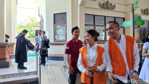 asutri pedagang sayuran saat keluar dari ruang sidang Candra, Pengadilan Negeri (PN) Denpasar, Selasa (14/10/2025).