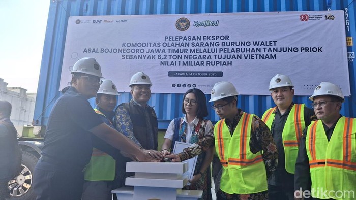 Badan Karantina Indonesia (Barantin) melalui Karantina Jakarta melepas ekspor 25.000 botol produk olahan sarang burung walet seberat 6,2 ton ke Vietnam. (M Sholihin/detikcom)