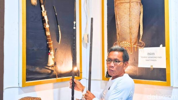 Barang Peninggalan Prajurit Kayan Festival Irau Malinau ke-11 tidak hanya diramaikan penampilan artis papan atas. Tetapi juga mengajak pengunjung menyelami kekayaan budaya melalui pameran sejarah suku Dayak Kayan.
