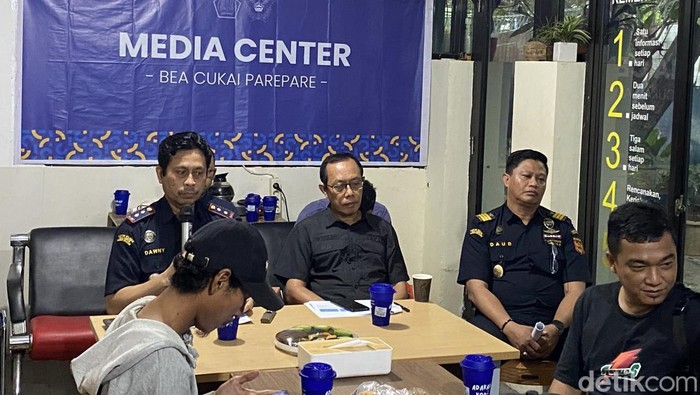 Bea Cukai Parepare saat konferensi pers capaian kinerja triwulan III tahun 2025.