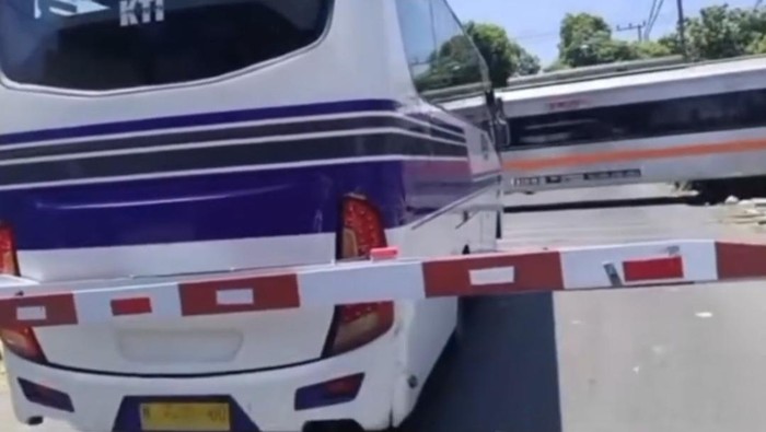 Bus di Kota Probolinggo viral usai terekam menerobos palang pintu perlintasan kereta api yang sedang tertutup