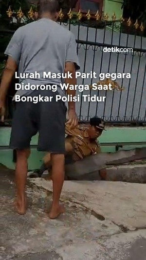 Video: Lurah Masuk Parit Didorong Warga saat Bongkar Polisi Tidur