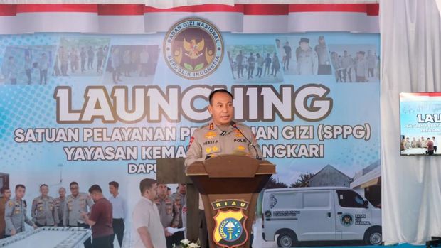 Dapur SPPG Polres Kampar mulai beroperasi. Kapolda Riau Irjen Pol Herry Heryawan meresmikan secara langsung Dapur SPPG Polres Kampar, Selasa (14/10/2025).