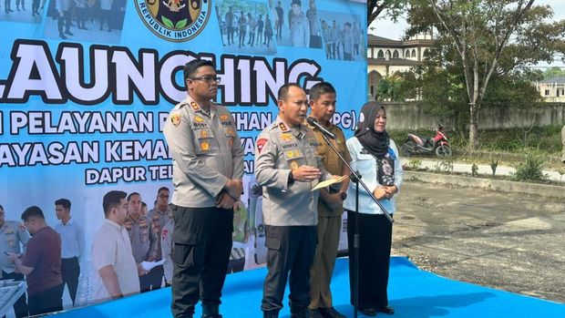 Dapur SPPG Polres Kampar mulai beroperasi. Kapolda Riau Irjen Pol Herry Heryawan meresmikan secara langsung Dapur SPPG Polres Kampar, Selasa (14/10/2025).
