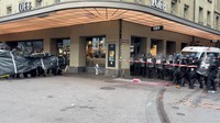 Sekitar 5.000 orang mengikuti demonstrasi pro-Palestina di Bern, Swiss, Sabtu (11/10/2025). Aksi yang dinyatakan tidak berizin itu berakhir ricuh setelah massa melempar batu, kayu, dan benda lain ke arah aparat. REUTERS/Raimond Lueppken