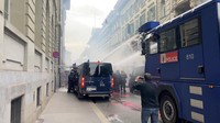 Polisi merespons dengan gas air mata serta meriam air untuk membubarkan massa. Bentrokan mengakibatkan 18 polisi terluka dan sejumlah demonstran juga mengalami cedera. REUTERS/Raimond Lueppken