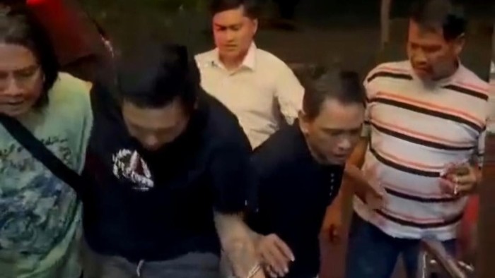 Dimas dan Junaidi digelandang polisi ke kantor Satreskrim Polres Mojokerto