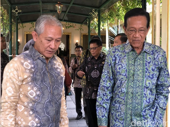 Dirjen Perimbangan Kemenkeu, Askolani (kiri) usai menemui Gubernur DIY Sri Sultan Hamengku Buwono X (kanan) di Kompleks Kepatihan Kota Jogja, Selasa (14/10/2025).