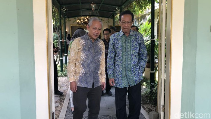 Dirjen Perimbangan Kemenkeu, Askolani (kiri) usai menemui Gubernur DIY Sri Sultan Hamengku Buwono X (kanan) di Kompleks Kepatihan Kota Jogja, Selasa (14/10/2025).
