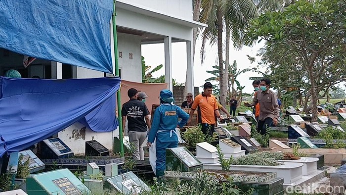Ekshumasi makam Anti Puspita Sari (22) yang ditemukan tewas di hotel Palembang, Sumsel.