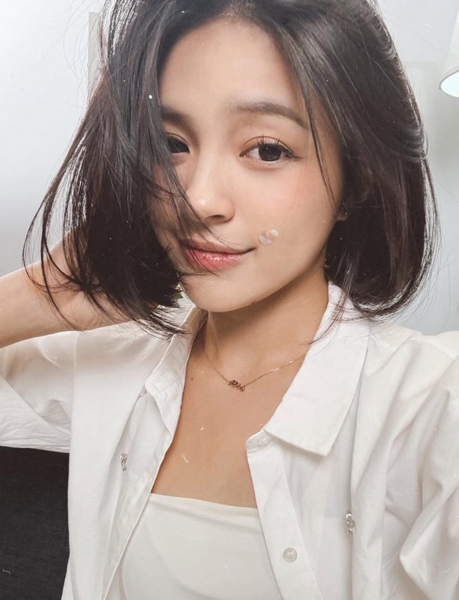 Melalui akun Instagram pribadinya, artis sekaligus brand ambassador tim e-sport AURA memamerkan penampilan barunya dengan rambut bondol. Kenakan tanktop berpadu kemeja putih, Elsa Japasal terlihat makin cantik dan fresh. Foto: Instagram/@elsaajapasal