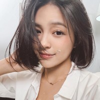 Melalui akun Instagram pribadinya, artis sekaligus brand ambassador tim e-sport AURA memamerkan penampilan barunya dengan rambut bondol. Kenakan tanktop berpadu kemeja putih, Elsa Japasal terlihat makin cantik dan fresh. Foto: Instagram/@elsaajapasal