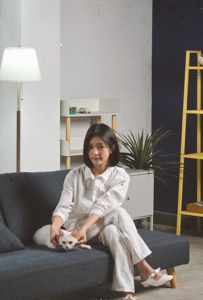 Elsa memilih gaya rambut bob sebahu yang membuatnya terlihat semakin imut dan cantik. Untuk warna, Elsa memilih tetap natural dengan rambut hitam. Foto: Instagram/@elsaajapasal