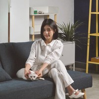 Elsa memilih gaya rambut bob sebahu yang membuatnya terlihat semakin imut dan cantik. Untuk warna, Elsa memilih tetap natural dengan rambut hitam. Foto: Instagram/@elsaajapasal