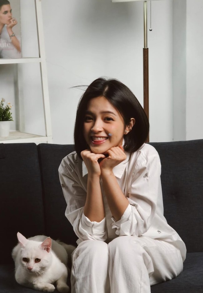 Banyak yang menyebut Elsa terlihat lebih fresh dengan rambut pendek. Tak hanya itu saja, wanita 23 tahun itu juga dipuji makin cantik bak eonni Korea. “Song hye kyo,” komentar salah seorang netizen. “Loh.. makin cantik kayak org korea,” tambah netizen lain. Foto: Instagram/@elsaajapasal