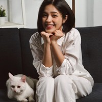 Banyak yang menyebut Elsa terlihat lebih fresh dengan rambut pendek. Tak hanya itu saja, wanita 23 tahun itu juga dipuji makin cantik bak eonni Korea. “Song hye kyo,” komentar salah seorang netizen. “Loh.. makin cantik kayak org korea,” tambah netizen lain. Foto: Instagram/@elsaajapasal