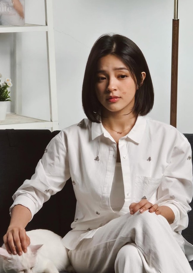 Pamer pose tersenyum sambil menjulurkan lidah dan berpangku tangan, penampilan Elsa jadi makin imut dan fresh. Foto: Instagram/@elsaajapasal