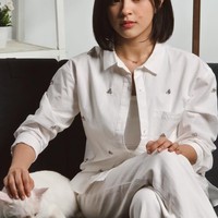 Pamer pose tersenyum sambil menjulurkan lidah dan berpangku tangan, penampilan Elsa jadi makin imut dan fresh. Foto: Instagram/@elsaajapasal