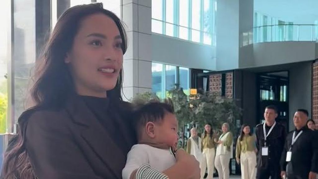 Erika Carlina Bagi Pengalaman Parenting